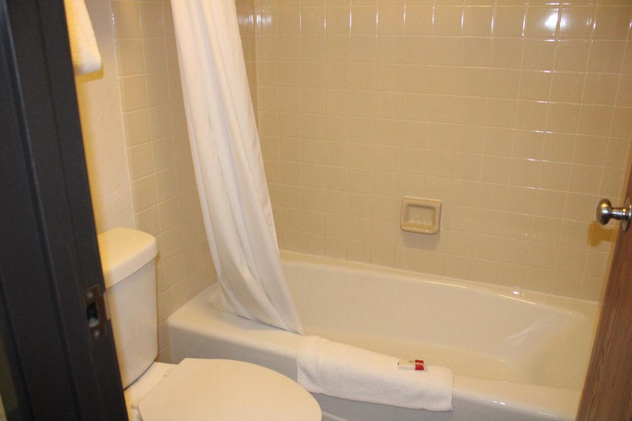 The Oasis Hotel & Bar Sheboygan Falls Esterno foto