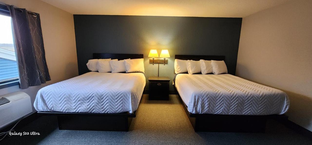 The Oasis Hotel & Bar Sheboygan Falls Esterno foto