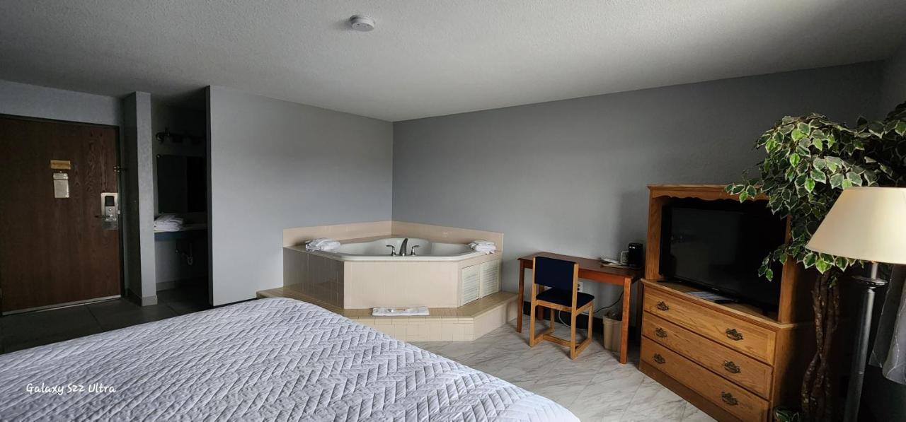 The Oasis Hotel & Bar Sheboygan Falls Esterno foto