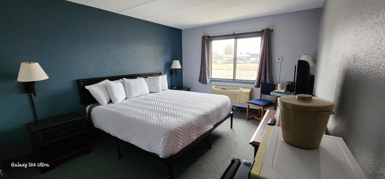 The Oasis Hotel & Bar Sheboygan Falls Esterno foto