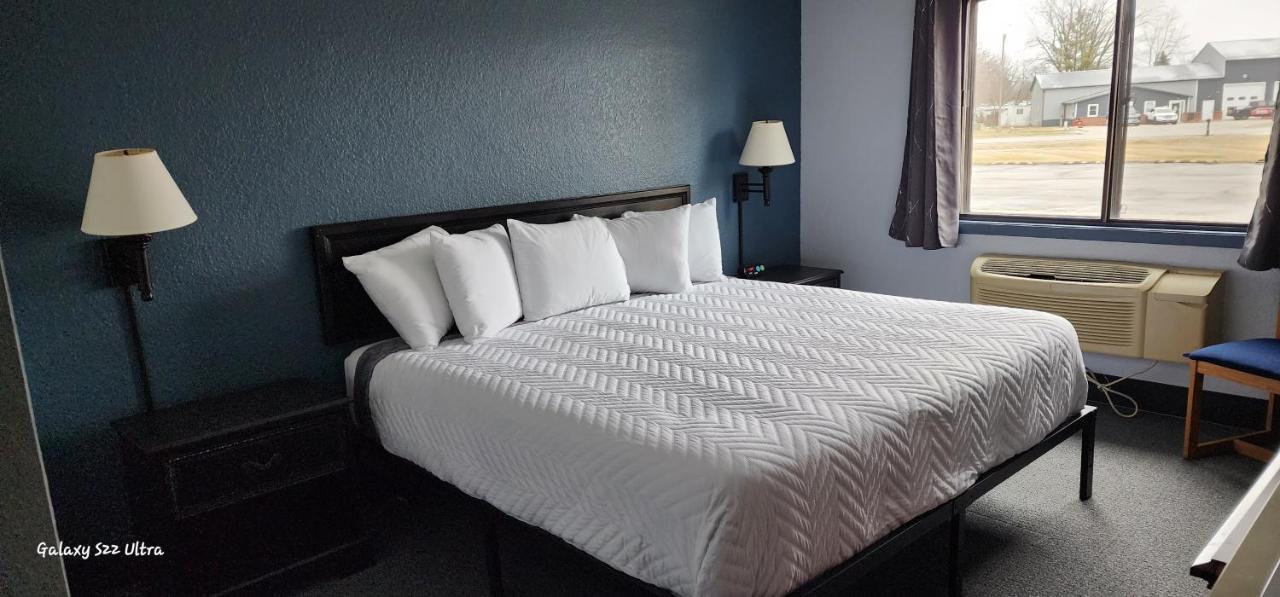 The Oasis Hotel & Bar Sheboygan Falls Esterno foto