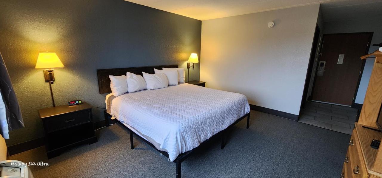The Oasis Hotel & Bar Sheboygan Falls Esterno foto