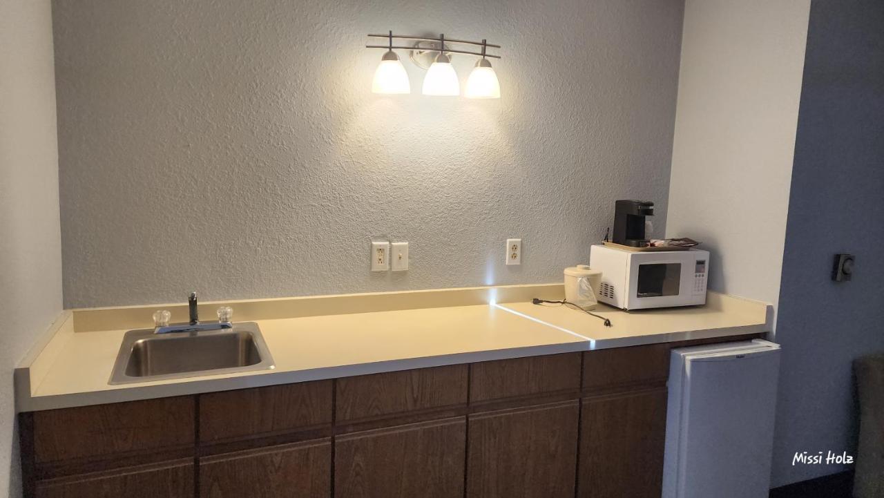 The Oasis Hotel & Bar Sheboygan Falls Esterno foto