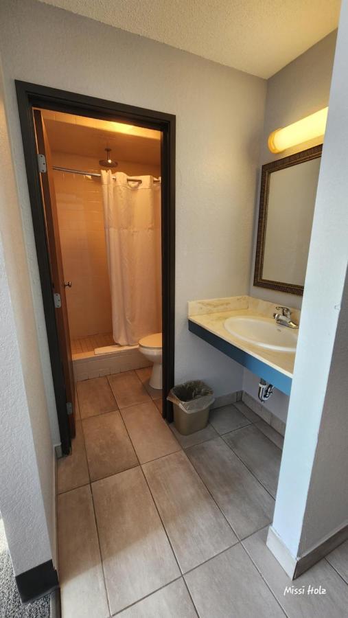 The Oasis Hotel & Bar Sheboygan Falls Esterno foto